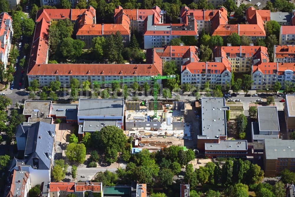 Berlin von oben - Baustelle zum Neubau Aufenthaltshaus der Dunant-Grundschule in Berlin, Deutschland