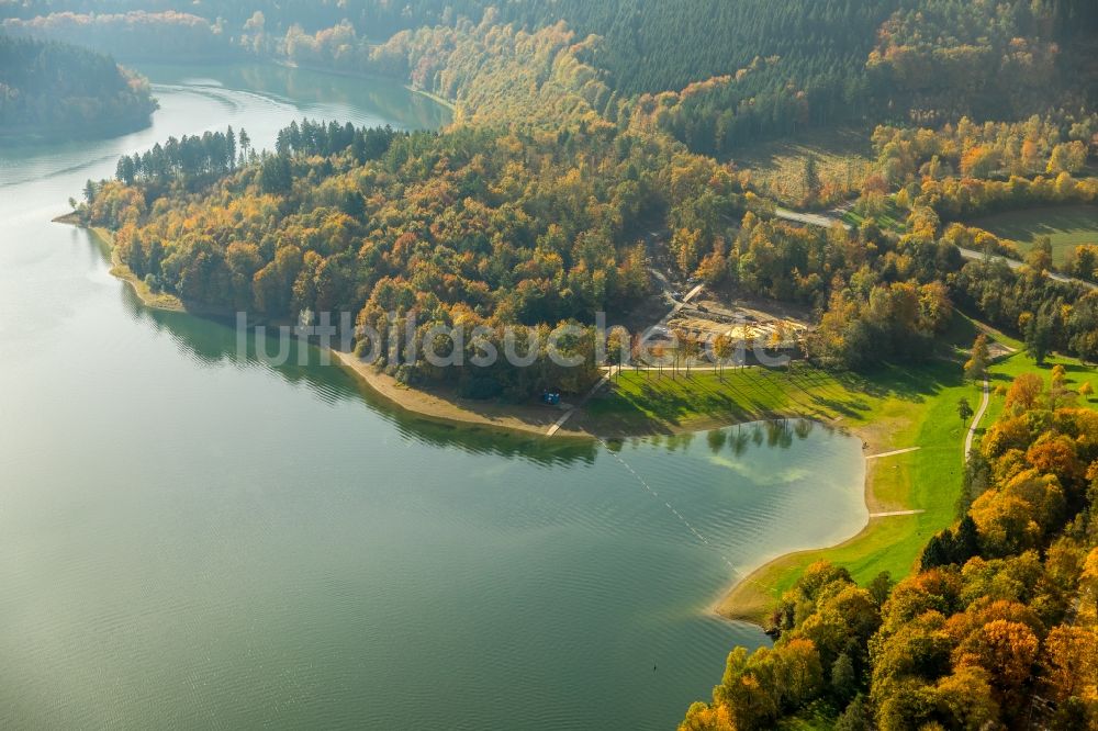 Meschede aus der Vogelperspektive: Baustelle zum Neubau eines Ausflugslokal H1 am See am Hennesee in Meschede im Bundesland Nordrhein-Westfalen, Deutschland