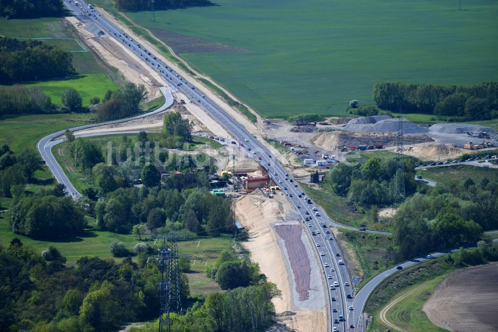 Luftaufnahme Mühlenbecker Land - Baustelle zum Neubau der Autobahn- Brücke der BAB A10 an der Abfahrt im Ortsteil Summt in Mühlenbecker Land im Bundesland Brandenburg, Deutschland