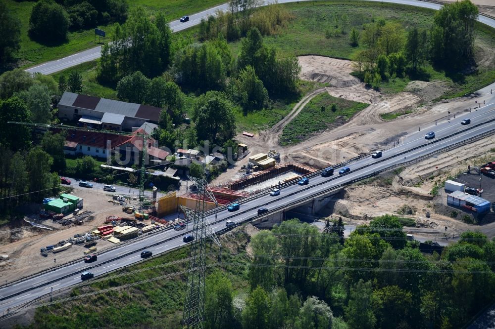 Luftbild Mühlenbecker Land - Baustelle zum Neubau der Autobahn- Brücke der BAB A10 an der Abfahrt im Ortsteil Summt in Mühlenbecker Land im Bundesland Brandenburg, Deutschland