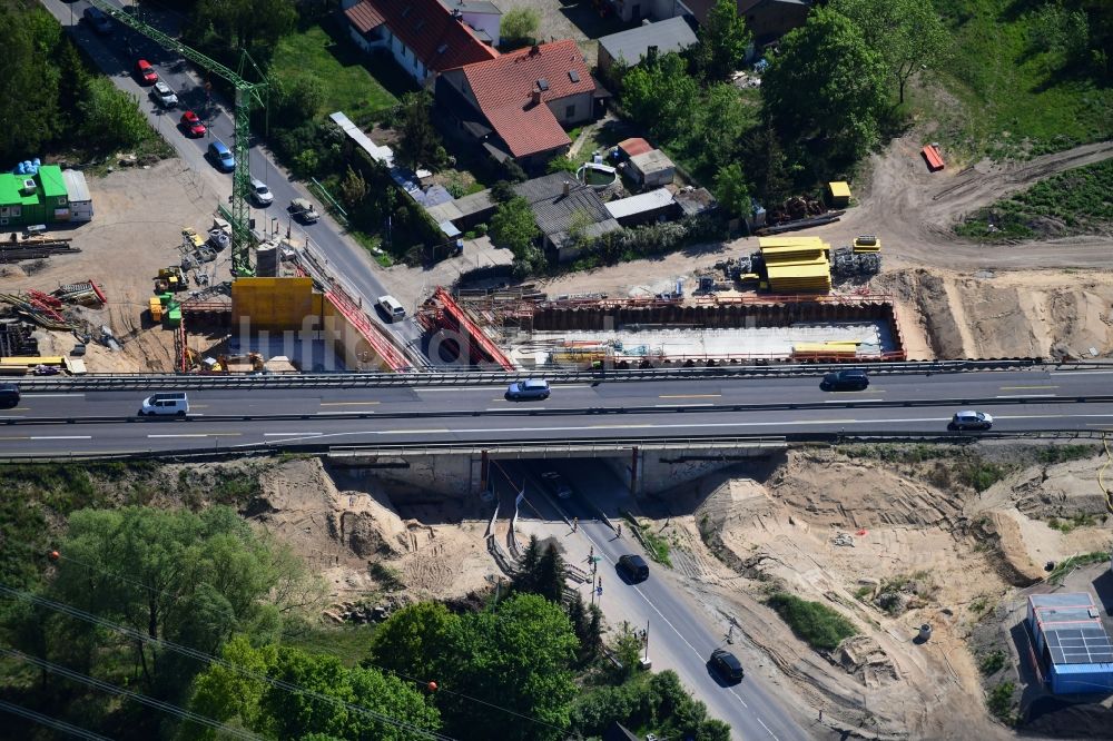 Luftaufnahme Mühlenbecker Land - Baustelle zum Neubau der Autobahn- Brücke der BAB A10 an der Abfahrt im Ortsteil Summt in Mühlenbecker Land im Bundesland Brandenburg, Deutschland