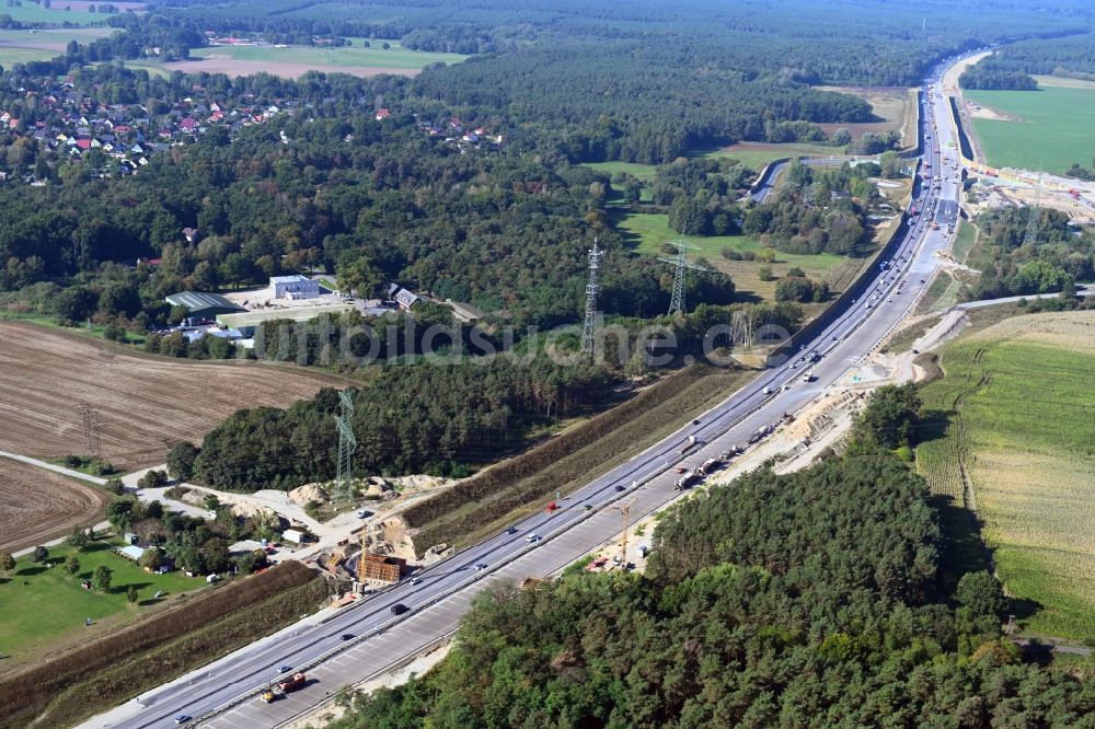 Mühlenbecker Land aus der Vogelperspektive: Baustelle zum Neubau der Autobahn- Brücke der BAB A10 an der Abfahrt im Ortsteil Summt in Mühlenbecker Land im Bundesland Brandenburg, Deutschland