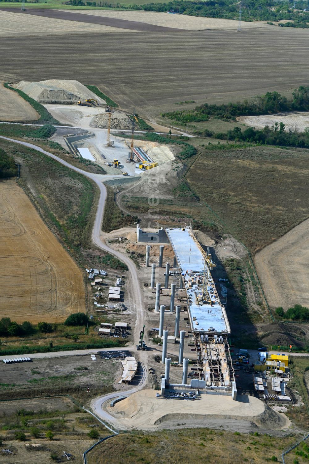 Salzmünde von oben - Baustelle zum Neubau der Autobahn- Brücke der BAB A143 Westumfahrung in Salzmünde im Bundesland Sachsen-Anhalt, Deutschland