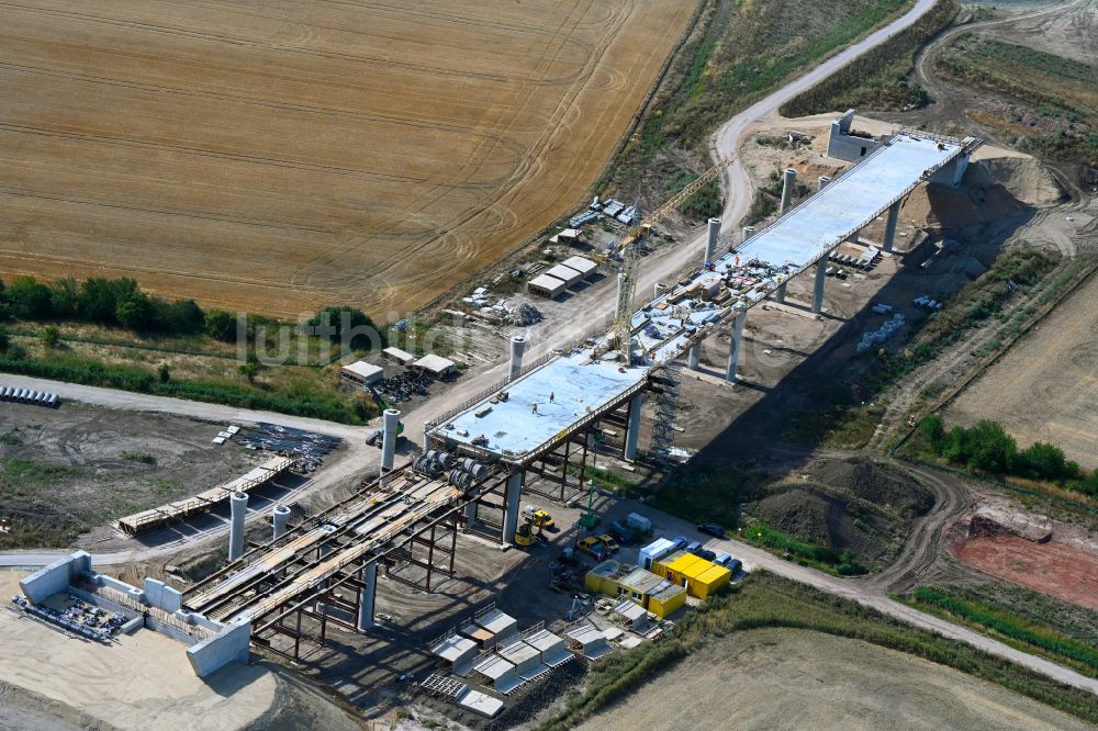 Salzmünde aus der Vogelperspektive: Baustelle zum Neubau der Autobahn- Brücke der BAB A143 Westumfahrung in Salzmünde im Bundesland Sachsen-Anhalt, Deutschland