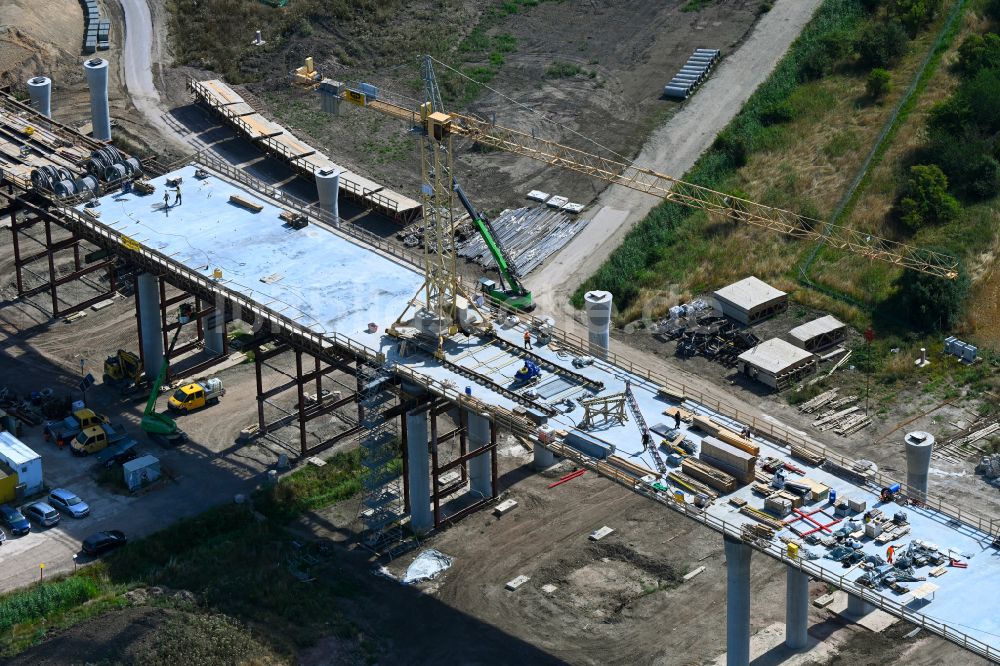 Luftaufnahme Salzmünde - Baustelle zum Neubau der Autobahn- Brücke der BAB A143 Westumfahrung in Salzmünde im Bundesland Sachsen-Anhalt, Deutschland