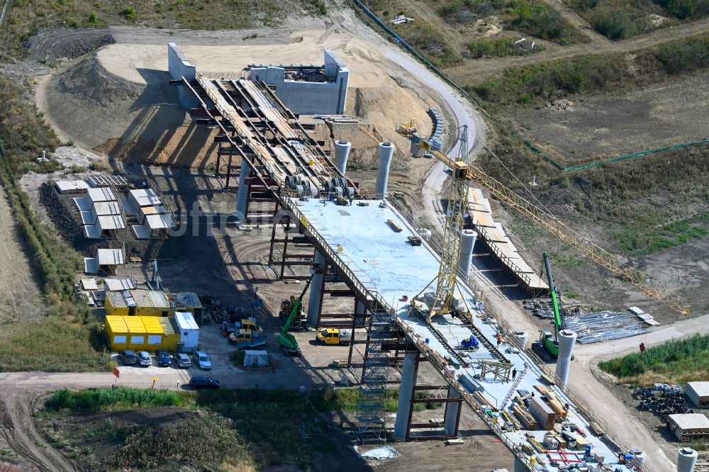 Salzmünde von oben - Baustelle zum Neubau der Autobahn- Brücke der BAB A143 Westumfahrung in Salzmünde im Bundesland Sachsen-Anhalt, Deutschland