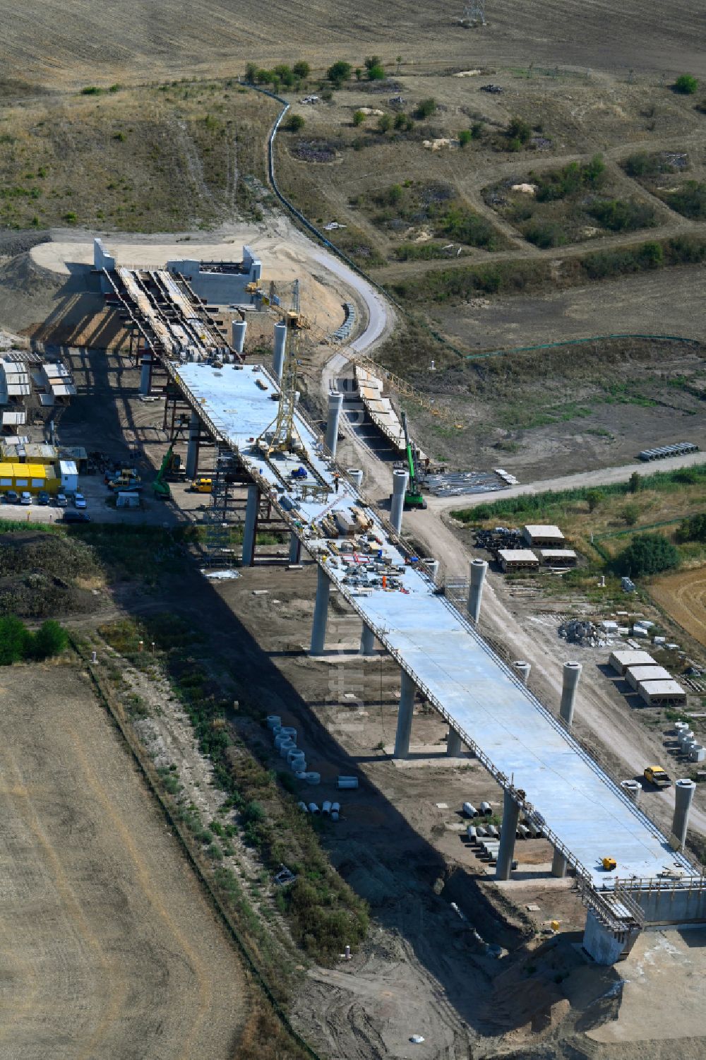 Salzmünde aus der Vogelperspektive: Baustelle zum Neubau der Autobahn- Brücke der BAB A143 Westumfahrung in Salzmünde im Bundesland Sachsen-Anhalt, Deutschland