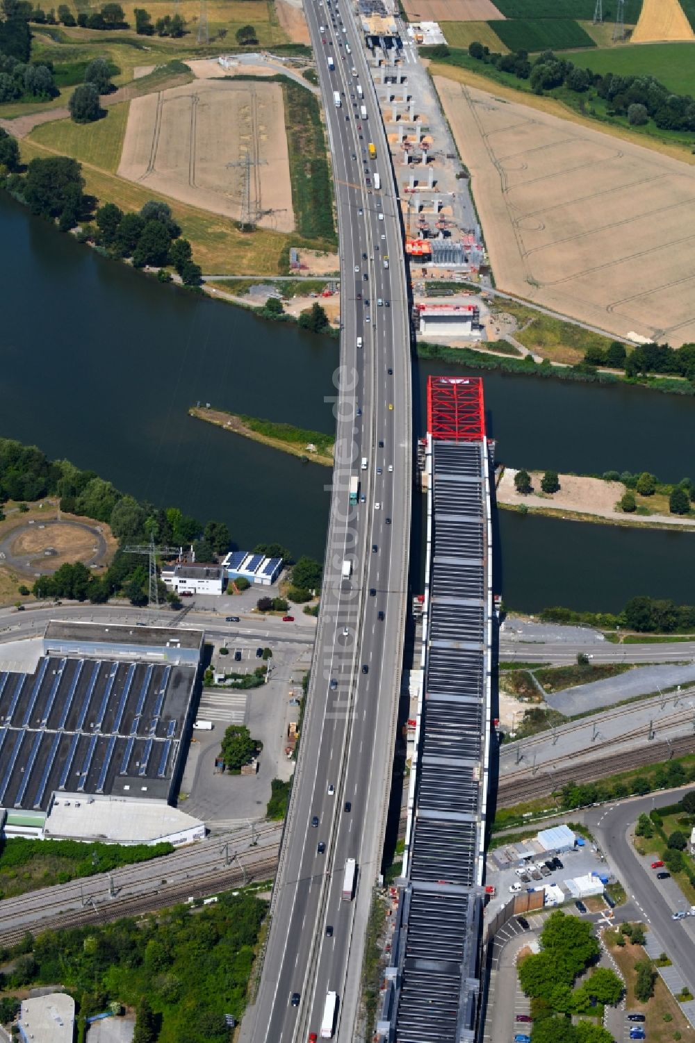 Luftaufnahme Heilbronn - Baustelle zum Neubau des Autobahn- Brücke Neckartalübergang der BAB A6 in Heilbronn im Bundesland Baden-Württemberg, Deutschland