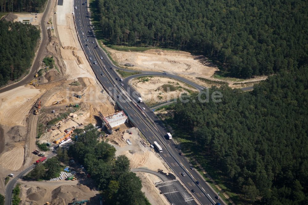 Schwielowsee von oben - Baustelle zum Neubau des Autobahn- Brückenbauwerk der BAB A10 Anschlussstelle Frech in Schwielowsee im Bundesland Brandenburg, Deutschland