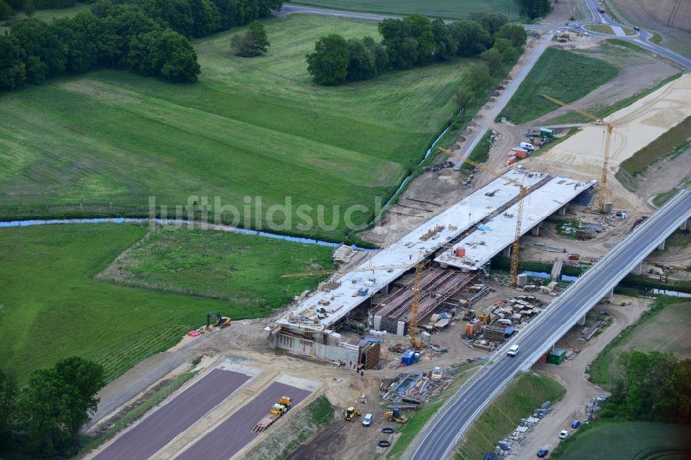 Karstädt aus der Vogelperspektive: Baustelle zum Neubau des Autobahn- Brückenbauwerk der BAB A14 im Auftrag der DEGES Deutsche Einheit Fernstraßenplanungs- und -bau GmbH im Ortsteil Garlin in Karstädt im Bundesland Brandenburg, Deutschland