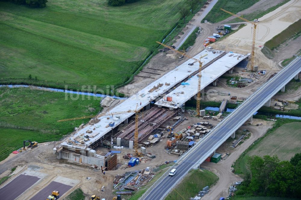 Luftbild Karstädt - Baustelle zum Neubau des Autobahn- Brückenbauwerk der BAB A14 im Auftrag der DEGES Deutsche Einheit Fernstraßenplanungs- und -bau GmbH im Ortsteil Garlin in Karstädt im Bundesland Brandenburg, Deutschland