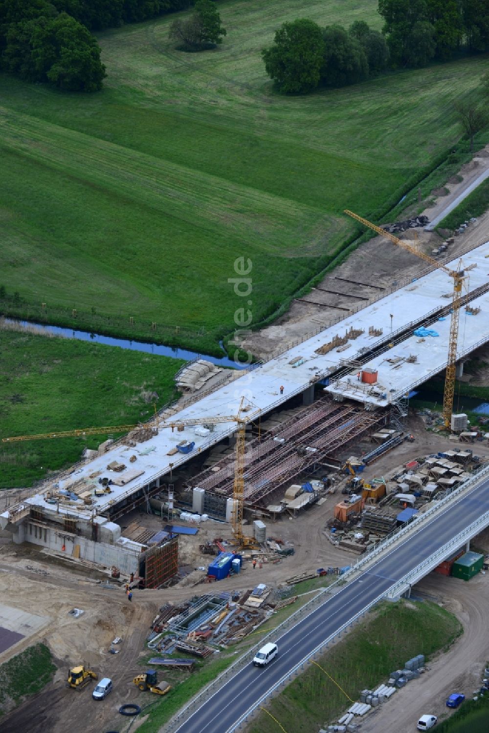 Luftaufnahme Karstädt - Baustelle zum Neubau des Autobahn- Brückenbauwerk der BAB A14 im Auftrag der DEGES Deutsche Einheit Fernstraßenplanungs- und -bau GmbH im Ortsteil Garlin in Karstädt im Bundesland Brandenburg, Deutschland