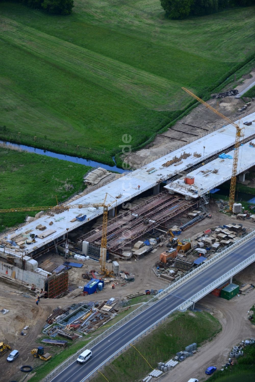 Karstädt von oben - Baustelle zum Neubau des Autobahn- Brückenbauwerk der BAB A14 im Auftrag der DEGES Deutsche Einheit Fernstraßenplanungs- und -bau GmbH im Ortsteil Garlin in Karstädt im Bundesland Brandenburg, Deutschland