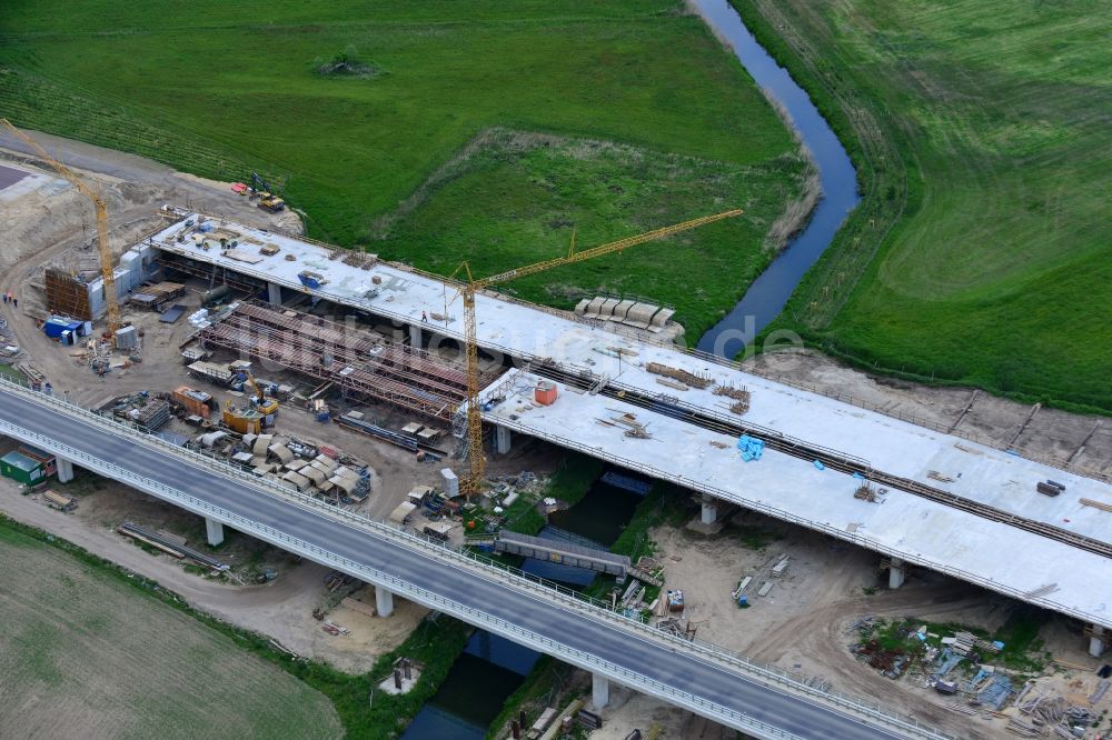 Luftbild Karstädt - Baustelle zum Neubau des Autobahn- Brückenbauwerk der BAB A14 im Auftrag der DEGES Deutsche Einheit Fernstraßenplanungs- und -bau GmbH im Ortsteil Garlin in Karstädt im Bundesland Brandenburg, Deutschland