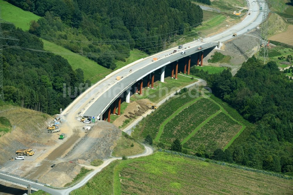 Bestwig aus der Vogelperspektive: Baustelle zum Neubau des Autobahn- Brückenbauwerk der BAB A46 in Bestwig im Bundesland Nordrhein-Westfalen, Deutschland