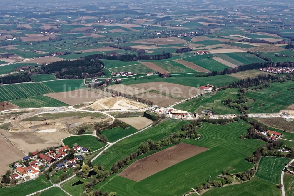 Luftaufnahme Dorfen - Baustelle zum Neubau des Autobahn- Brückenbauwerk der BAB A94 - Brückenbau im Goldachtal in Dorfen im Bundesland Bayern