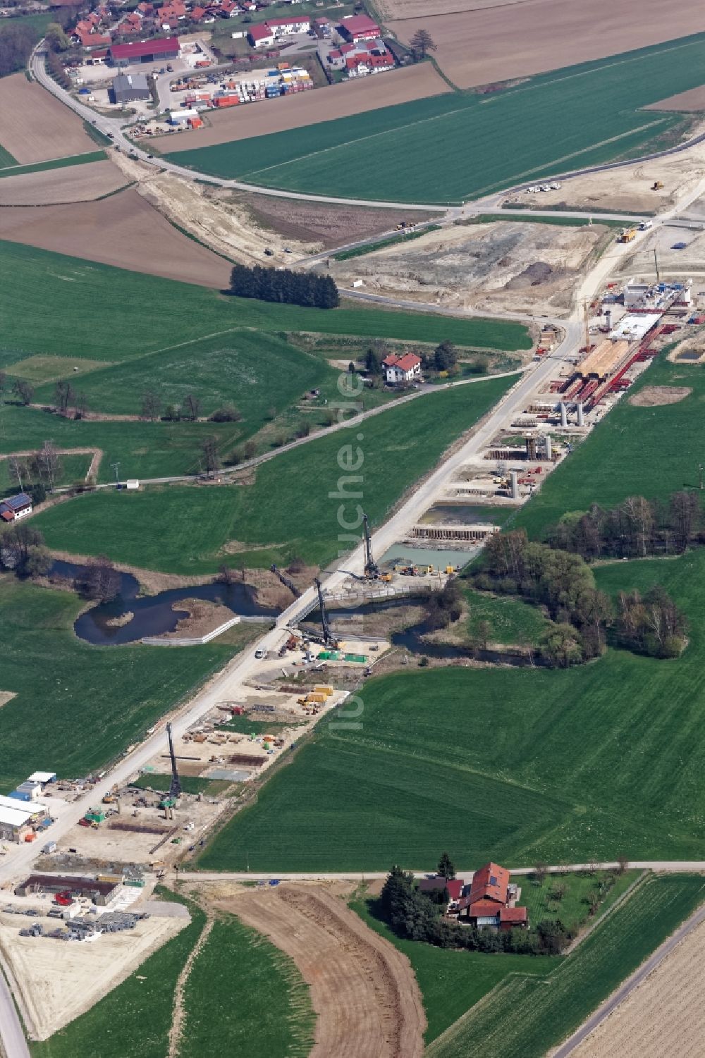 Lengdorf von oben - Baustelle zum Neubau des Autobahn- Brückenbauwerk der BAB A49 - Isentalbrücke in Lengdorf im Bundesland Bayern