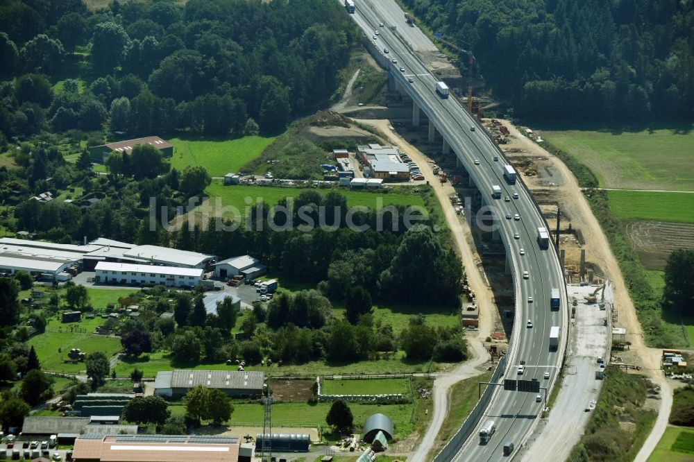 Luftaufnahme Münchholzhausen - Baustelle zum Neubau des Autobahn- Brückenbauwerk der BAB A45 in Münchholzhausen im Bundesland Hessen, Deutschland