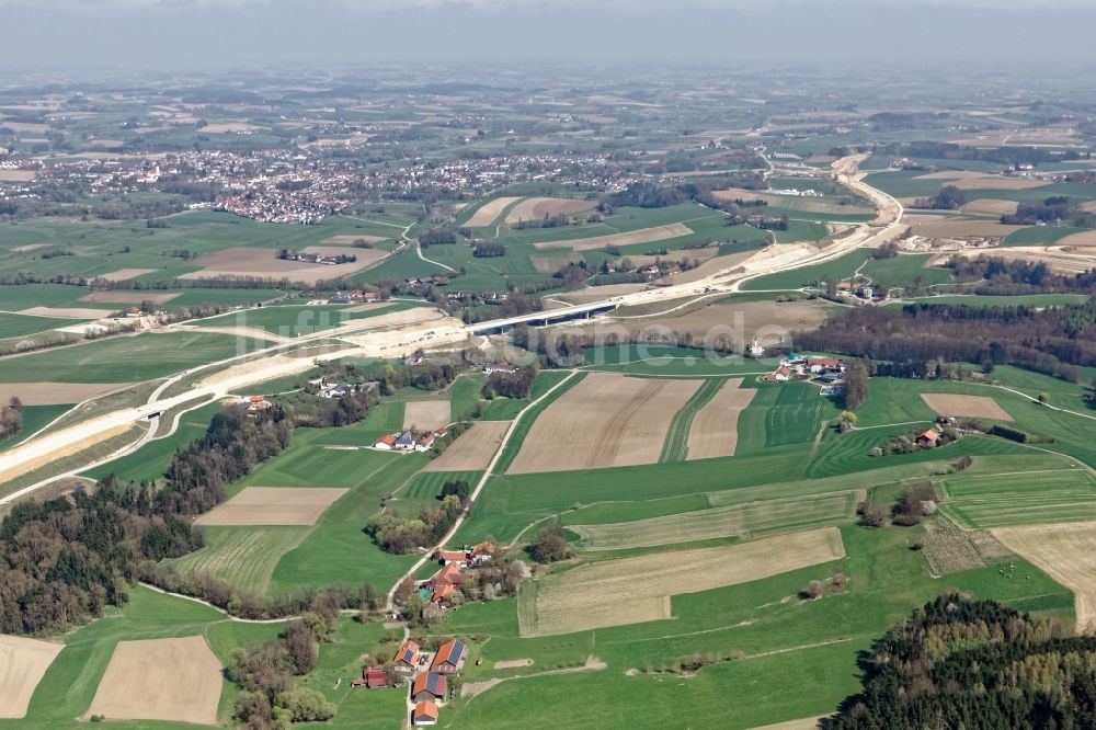 Luftbild Dorfen - Baustelle zum Neubau des Autobahn- Brückenbauwerk der BAB A49 im Ortsteil Lindum in Dorfen im Bundesland Bayern