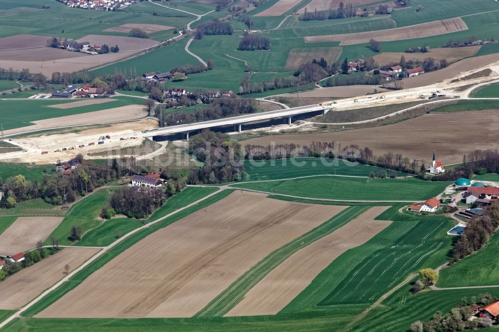 Luftaufnahme Dorfen - Baustelle zum Neubau des Autobahn- Brückenbauwerk der BAB A49 im Ortsteil Lindum in Dorfen im Bundesland Bayern