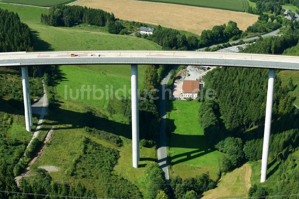 Nuttlar von oben - Baustelle zum Neubau des Autobahn- Brückenbauwerk der BAB A Talbrücke Schormecke der BAB A46 in Nuttlar im Bundesland Nordrhein-Westfalen, Deutschland