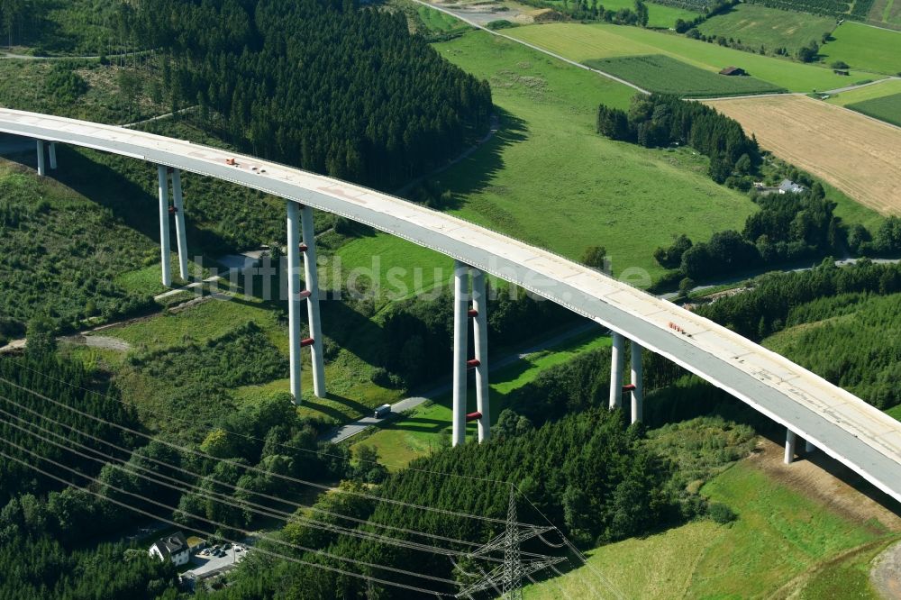 Nuttlar aus der Vogelperspektive: Baustelle zum Neubau des Autobahn- Brückenbauwerk der BAB A Talbrücke Schormecke der BAB A46 in Nuttlar im Bundesland Nordrhein-Westfalen, Deutschland