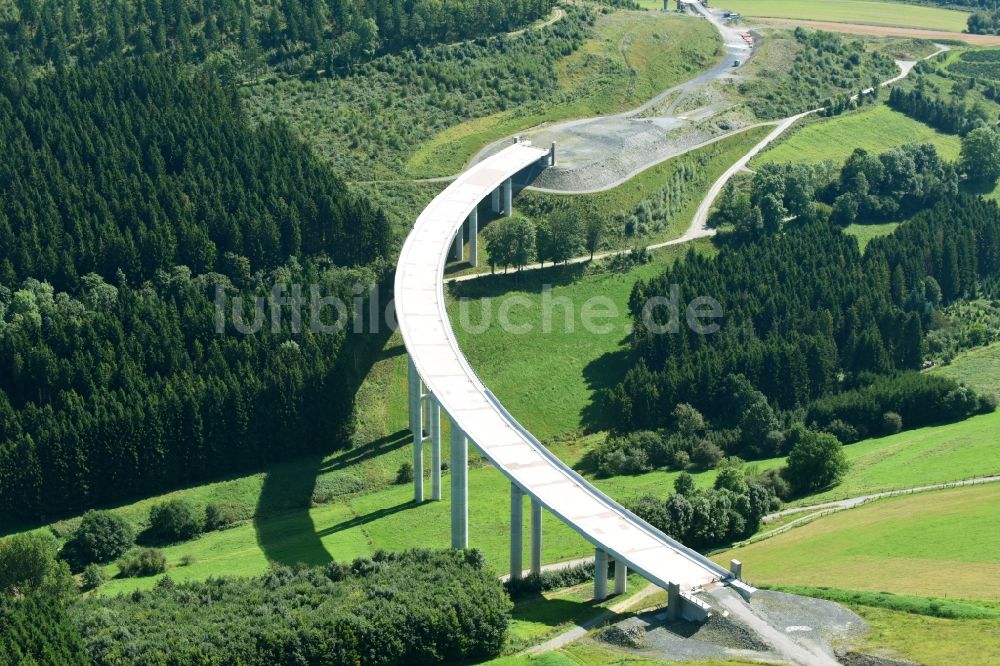 Luftaufnahme Nuttlar - Baustelle zum Neubau des Autobahn- Brückenbauwerk der BAB A Talbrücke Schormecke der BAB A46 in Nuttlar im Bundesland Nordrhein-Westfalen, Deutschland