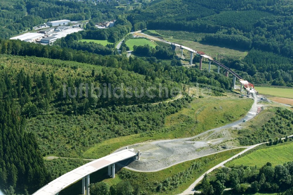 Nuttlar von oben - Baustelle zum Neubau des Autobahn- Brückenbauwerk der BAB A Talbrücke Schormecke der BAB A46 in Nuttlar im Bundesland Nordrhein-Westfalen, Deutschland