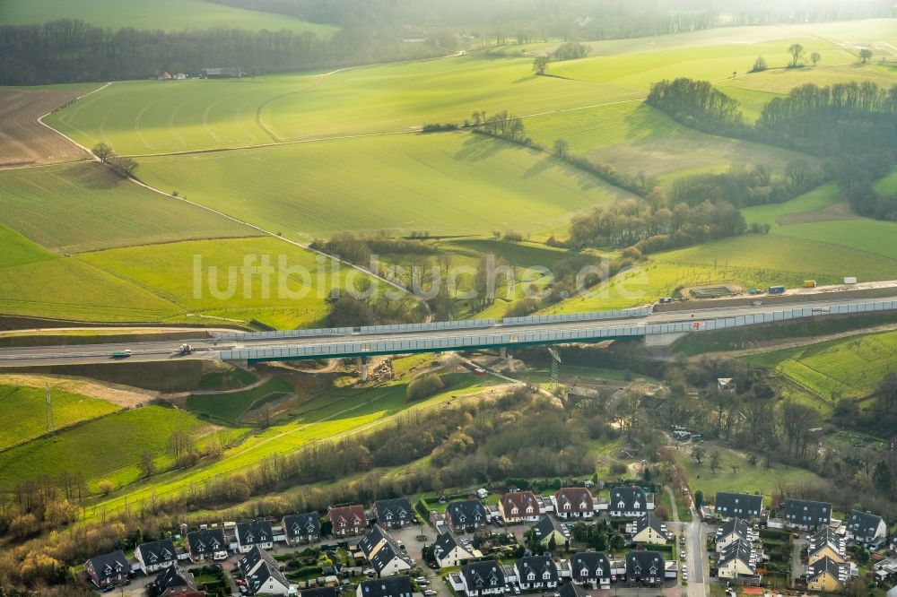 Heiligenhaus von oben - Baustelle zum Neubau des Autobahn- Brückenbauwerk der A44 Hülsbecker Straße in Heiligenhaus im Bundesland Nordrhein-Westfalen, Deutschland