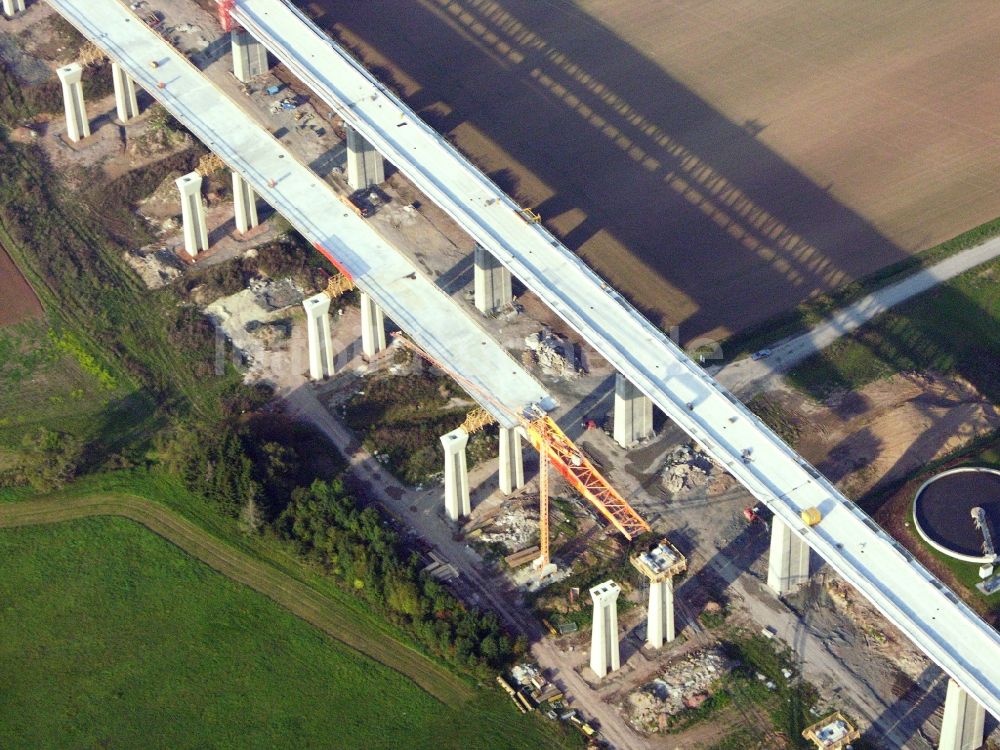 Rödental aus der Vogelperspektive: Baustelle zum Neubau des Autobahn- Brückenbauwerk der Itztalbrücke in Rödental im Bundesland Bayern, Deutschland