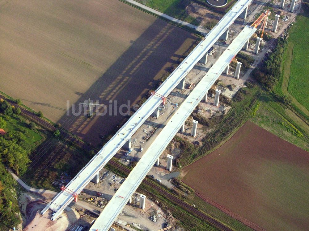 Luftaufnahme Rödental - Baustelle zum Neubau des Autobahn- Brückenbauwerk der Itztalbrücke in Rödental im Bundesland Bayern, Deutschland