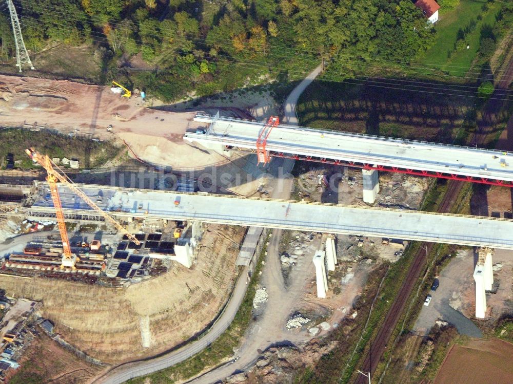 Rödental aus der Vogelperspektive: Baustelle zum Neubau des Autobahn- Brückenbauwerk der Itztalbrücke in Rödental im Bundesland Bayern, Deutschland