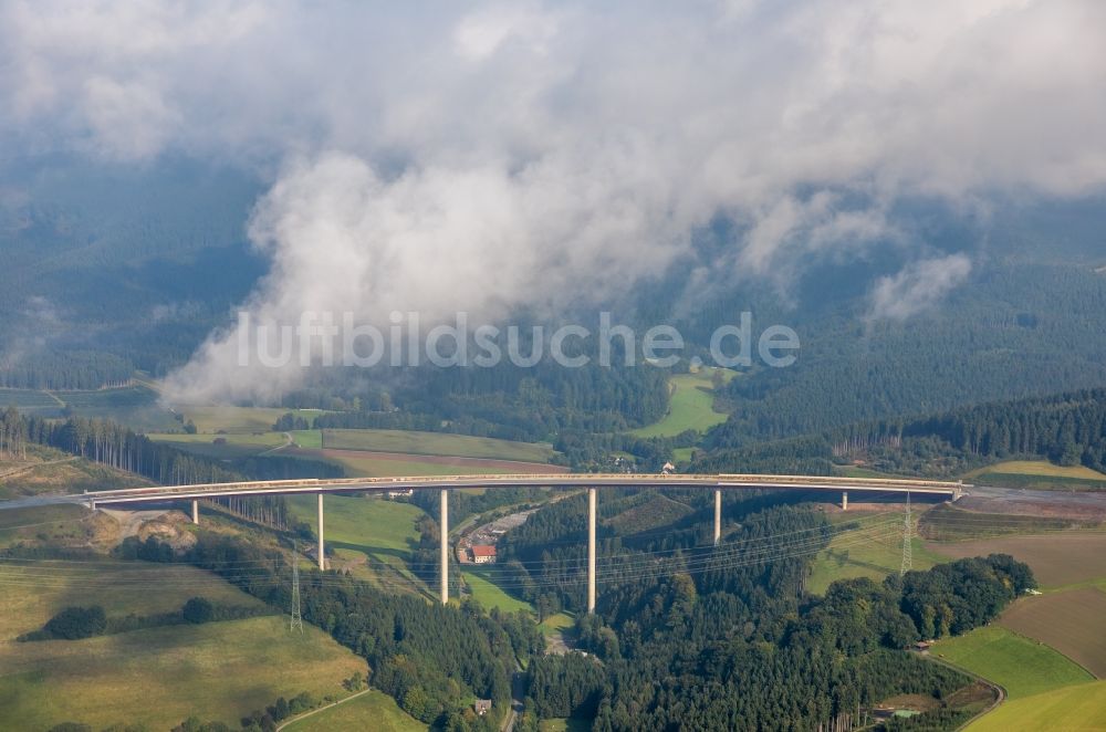 Nuttlar von oben - Baustelle zum Neubau des Autobahn- Brückenbauwerk Talbrücke Schormecke der BAB A46 in Nuttlar im Bundesland Nordrhein-Westfalen, Deutschland