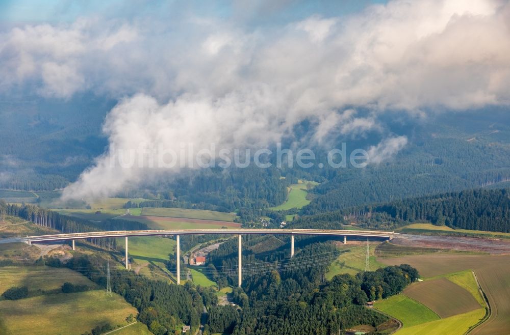 Nuttlar aus der Vogelperspektive: Baustelle zum Neubau des Autobahn- Brückenbauwerk Talbrücke Schormecke der BAB A46 in Nuttlar im Bundesland Nordrhein-Westfalen, Deutschland