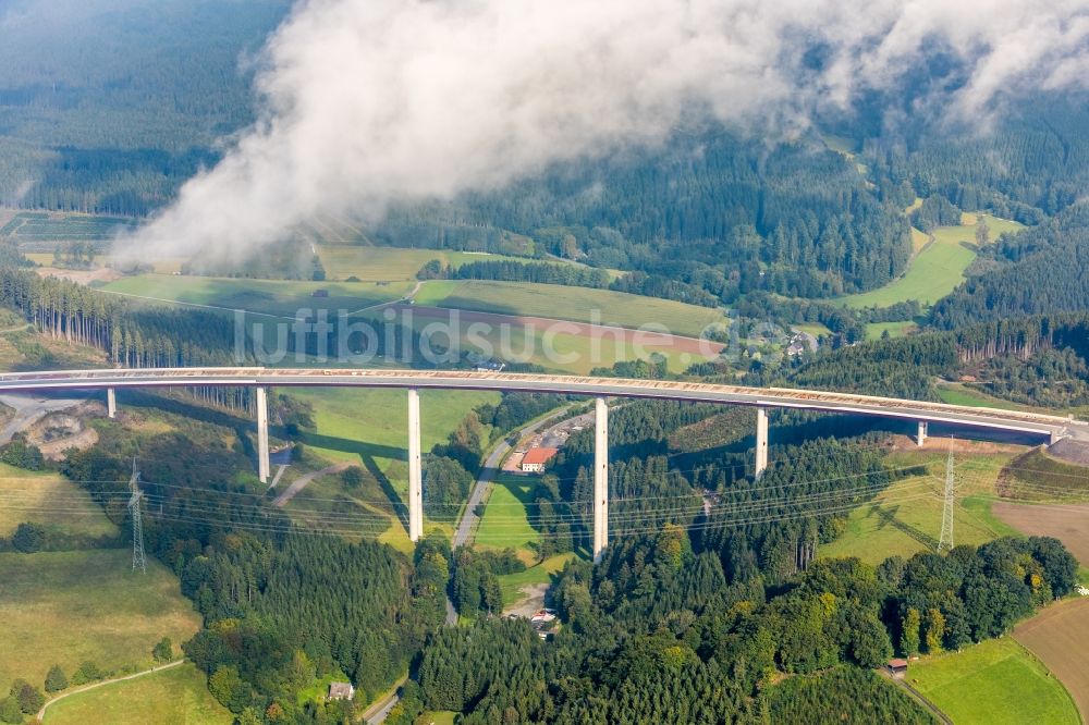 Luftbild Nuttlar - Baustelle zum Neubau des Autobahn- Brückenbauwerk Talbrücke Schormecke der BAB A46 in Nuttlar im Bundesland Nordrhein-Westfalen, Deutschland