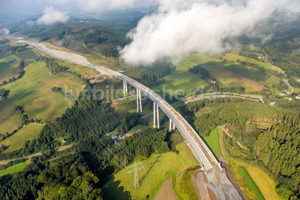 Luftaufnahme Nuttlar - Baustelle zum Neubau des Autobahn- Brückenbauwerk Talbrücke Schormecke der BAB A46 in Nuttlar im Bundesland Nordrhein-Westfalen, Deutschland