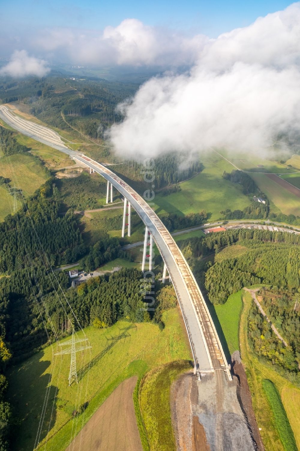 Nuttlar von oben - Baustelle zum Neubau des Autobahn- Brückenbauwerk Talbrücke Schormecke der BAB A46 in Nuttlar im Bundesland Nordrhein-Westfalen, Deutschland