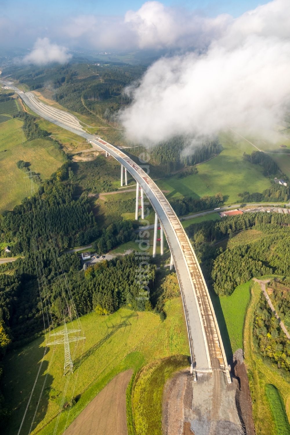 Nuttlar aus der Vogelperspektive: Baustelle zum Neubau des Autobahn- Brückenbauwerk Talbrücke Schormecke der BAB A46 in Nuttlar im Bundesland Nordrhein-Westfalen, Deutschland