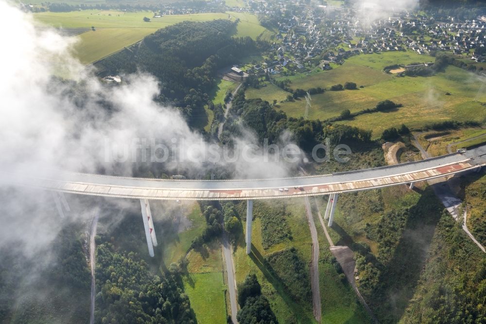 Luftbild Nuttlar - Baustelle zum Neubau des Autobahn- Brückenbauwerk Talbrücke Schormecke der BAB A46 in Nuttlar im Bundesland Nordrhein-Westfalen, Deutschland