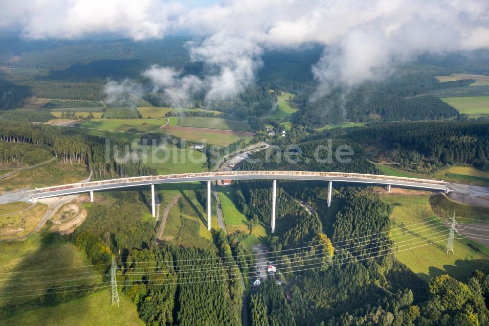 Luftaufnahme Nuttlar - Baustelle zum Neubau des Autobahn- Brückenbauwerk Talbrücke Schormecke der BAB A46 in Nuttlar im Bundesland Nordrhein-Westfalen, Deutschland