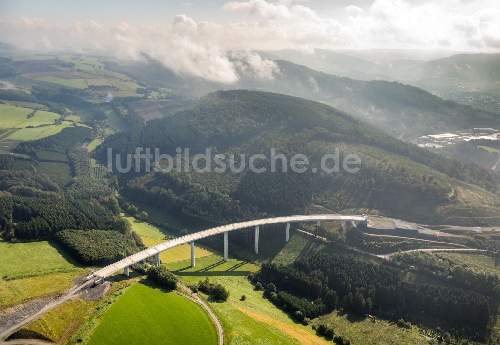 Nuttlar von oben - Baustelle zum Neubau des Autobahn- Brückenbauwerk Talbrücke Schormecke der BAB A46 in Nuttlar im Bundesland Nordrhein-Westfalen, Deutschland