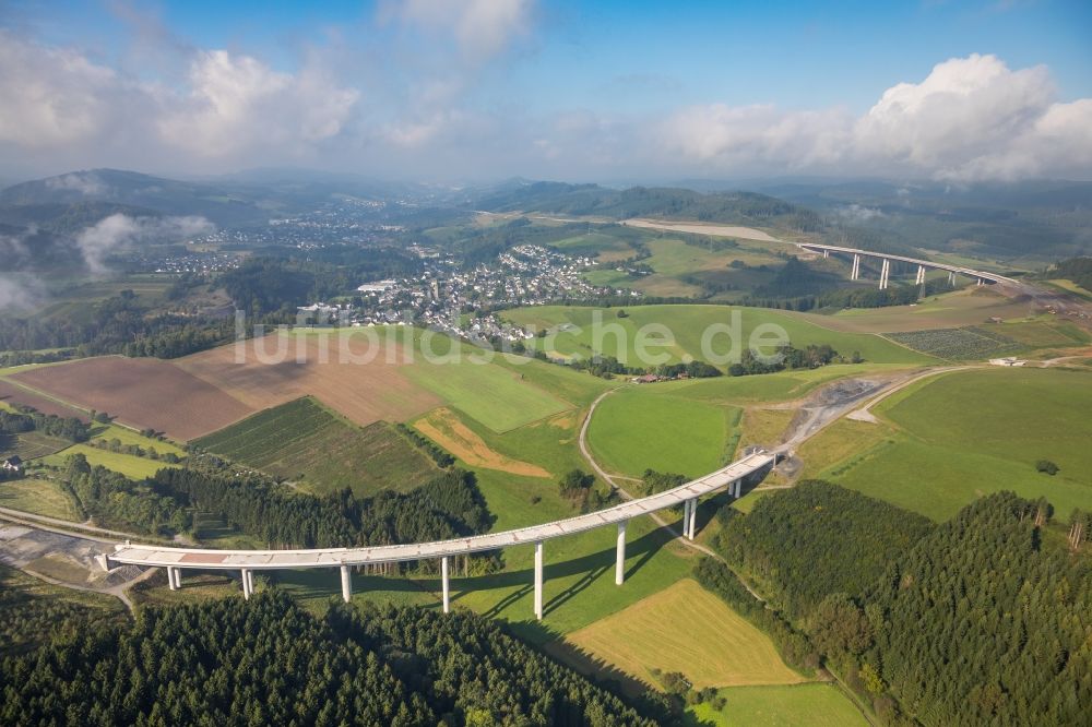 Nuttlar aus der Vogelperspektive: Baustelle zum Neubau des Autobahn- Brückenbauwerk Talbrücke Schormecke der BAB A46 in Nuttlar im Bundesland Nordrhein-Westfalen, Deutschland