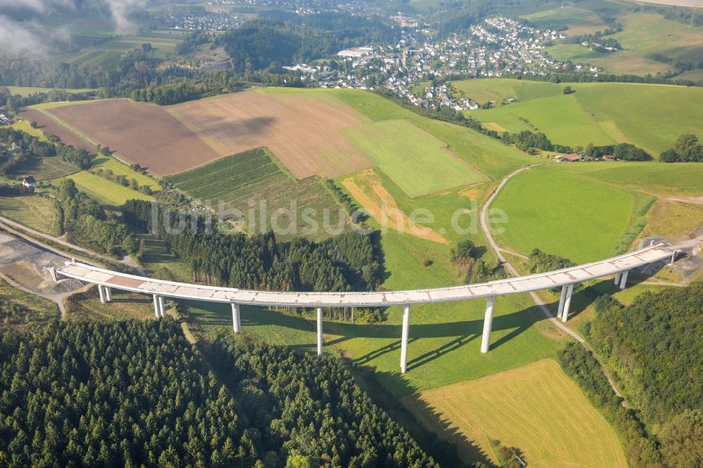 Luftbild Nuttlar - Baustelle zum Neubau des Autobahn- Brückenbauwerk Talbrücke Schormecke der BAB A46 in Nuttlar im Bundesland Nordrhein-Westfalen, Deutschland