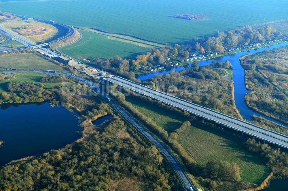 Luftaufnahme Tribsees - Baustelle zum Neubau des Autobahn- Brückenbauwerk A20 in Tribsees im Bundesland Mecklenburg-Vorpommern, Deutschland