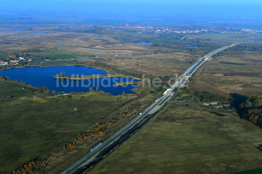 Luftaufnahme Tribsees - Baustelle zum Neubau des Autobahn- Brückenbauwerk A20 in Tribsees im Bundesland Mecklenburg-Vorpommern, Deutschland