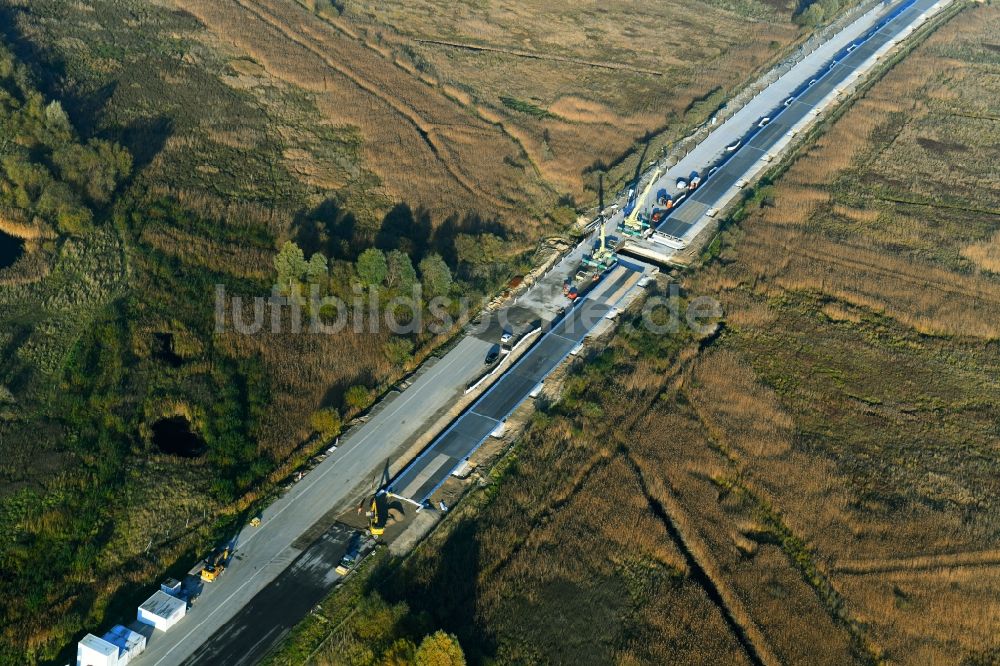 Luftaufnahme Tribsees - Baustelle zum Neubau des Autobahn- Brückenbauwerk A20 in Tribsees im Bundesland Mecklenburg-Vorpommern, Deutschland