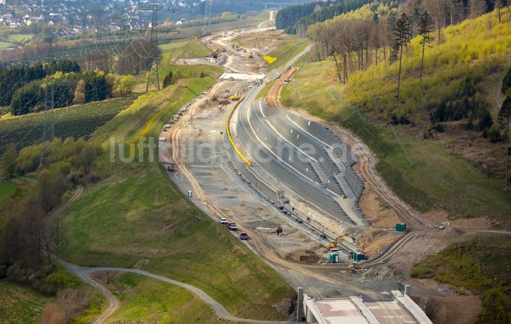 Bestwig aus der Vogelperspektive: Baustelle zum Neubau am Autobahn- Streckenverlauf der Autobahnerweiterung A46 im Ortsteil Ostwig in Bestwig im Bundesland Nordrhein-Westfalen