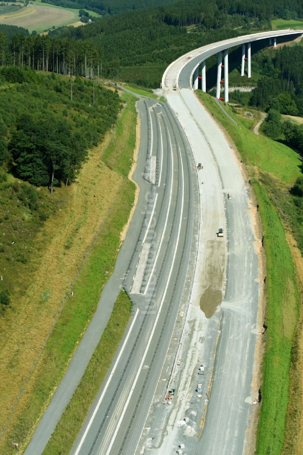 Nuttlar aus der Vogelperspektive: Baustelle zum Neubau am Autobahn- Streckenverlauf der BAB A46 in Nuttlar im Bundesland Nordrhein-Westfalen, Deutschland