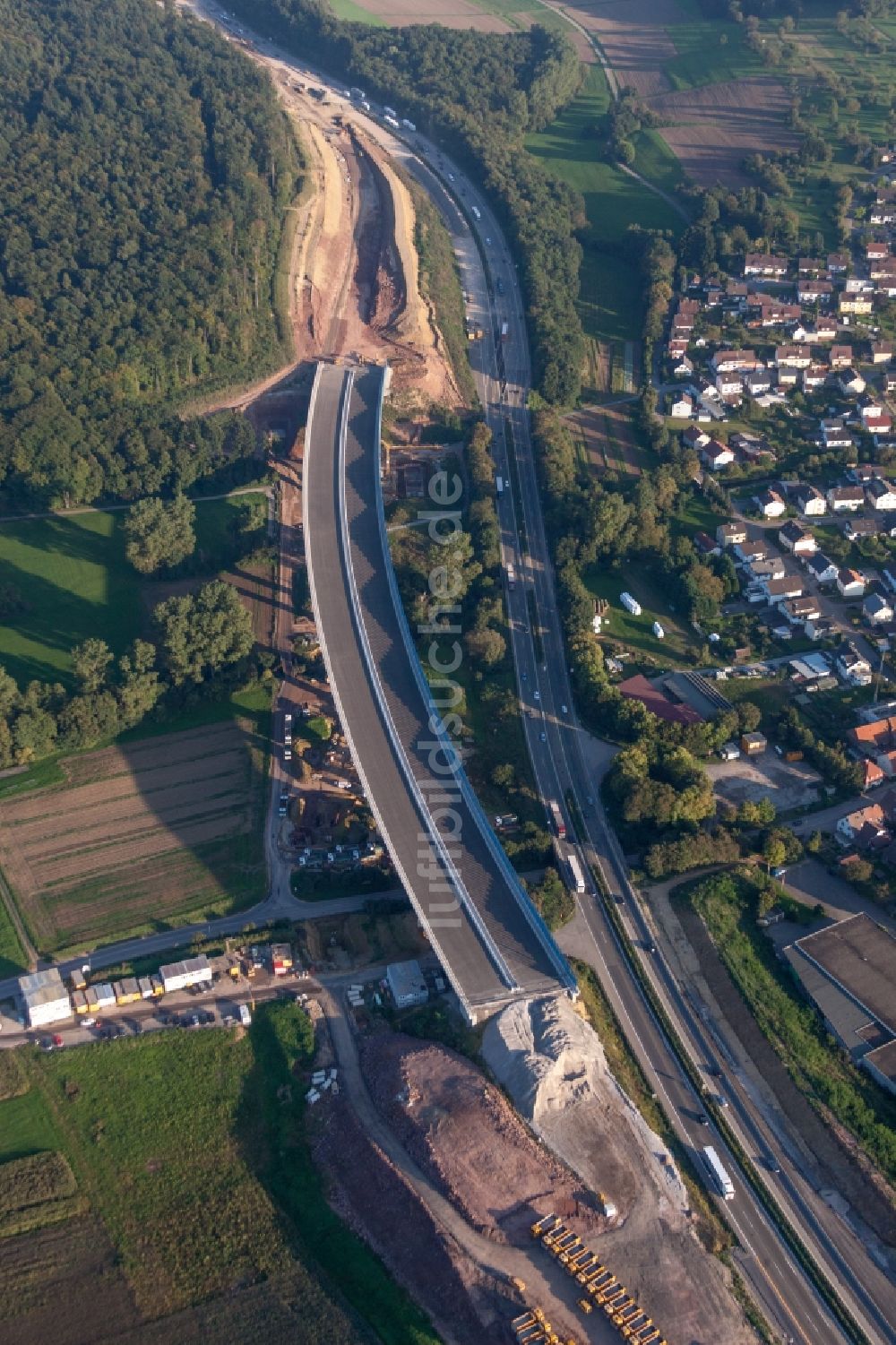 Karlsbad aus der Vogelperspektive: Baustelle zum Neubau am Autobahn- Streckenverlauf der BAB 8 im Ortsteil Mutschelbach in Karlsbad im Bundesland Baden-Württemberg, Deutschland