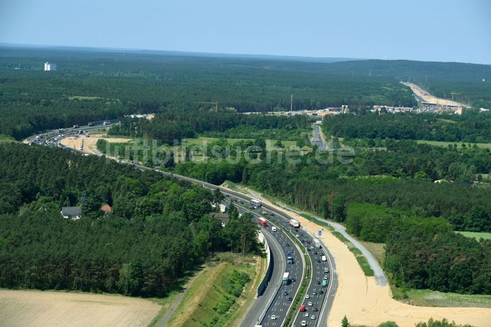 Michendorf von oben - Baustelle zum Neubau am Autobahn- Streckenverlauf der BAB A10 zum 8-streifigen Ausbau in Michendorf im Bundesland Brandenburg, Deutschland